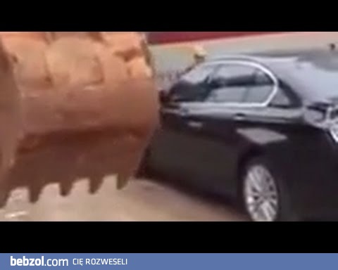 Koparka demoluje otoczenie