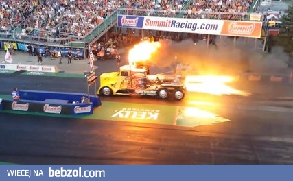 Ciężarówka z silnikami odrzutowymi zdziera asfalt z toru