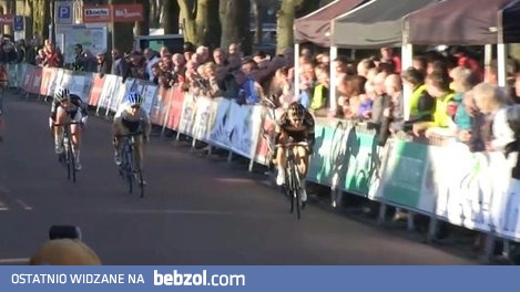 Obserwator z publiczności zabiera kolarzowi miejsce na podium