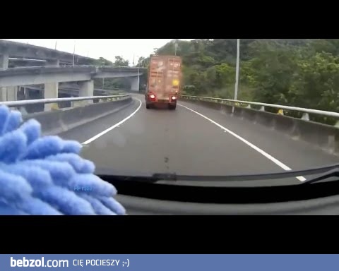 Brawura i brak wyobraźni kierowcy...