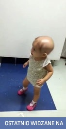 Lekarz gra na ukulele dla dziewczynki chorej na raka 