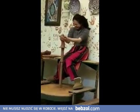 Kobieta próbuje sił w garncarstwie