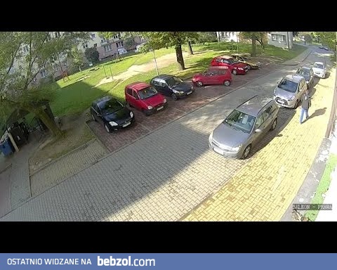 Kobieta wyjeżdża z parkingu