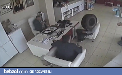 Urwanie koło z impetem wpada do apteki przez otwarte drzwi