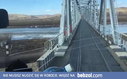 Genialne wykorzystanie mostu kolejowego