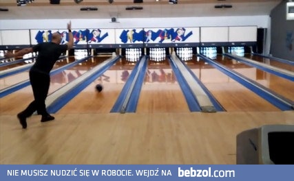 Profesjonalny kręglista rozgrywa idealną grę do 300 punktów