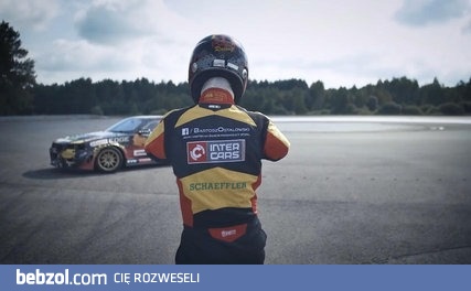 Drifter bez obu rąk udowadnia