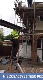 Robotnik wnoszący na barku duży stalowy dwuteownik