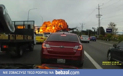 Mały samolot rozbija się na skrzyżowaniu
