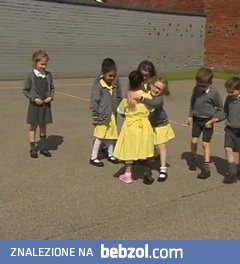 Dziewczynka pokazuje nową protezę swoim kolegom