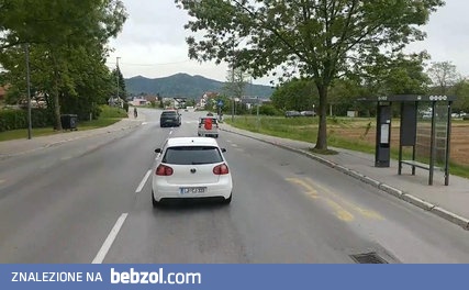 Dziarski 70-latek holujący auto do swojego warsztatu