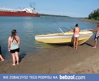 Efekt Venturiego - cofająca się woda przed statkiem