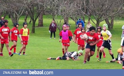 Mały rugbysta bez trudu powala kolejnych przeciwników