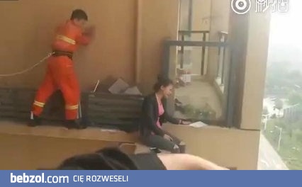 Strażak powstrzymuje dziewczynę przed popełnieniem samobójstwa