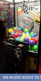 Dziecko dostaje lekcję życia od maszyny z zabawkami