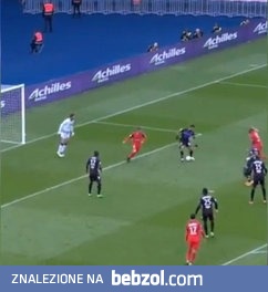 Drybling obrońcy pod swoją bramką