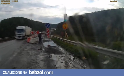 W ciężarówce zawodzą hamulce na wiadukcie