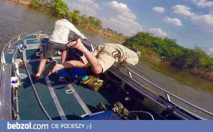 Atak hipopotama na łódź