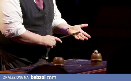 Szybkie dłonie zabawnego magika