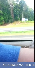 Koleś pędzi rydwanem po drodze