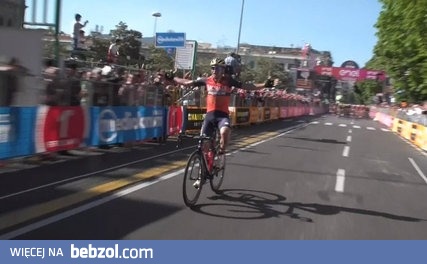 Kolarz świętuje wygranie etapu Giro de Italia 2017