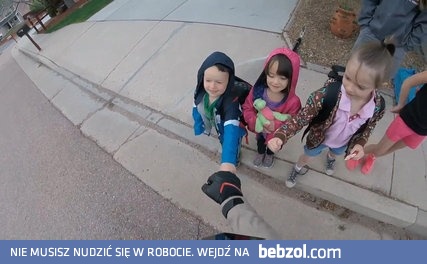 Gang małych ludzi pomaga motocykliście