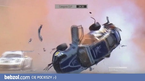 Porsche koziołkuje 9 razy przy dużej prędkości