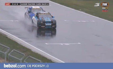 Świetne panowanie nad samochodem na mokrym torze w deszczu