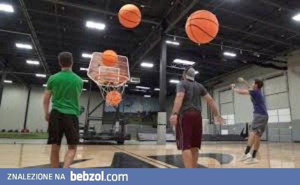 Koszykówka dla dużych chłopców gigantycznymi piłkami