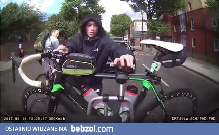 Złodziej próbuje ukraść rower zamontowany z tyłu samochodu