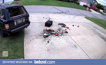 Kierowca terenówki próbuje wykonać sztuczkę z zawracaniem 