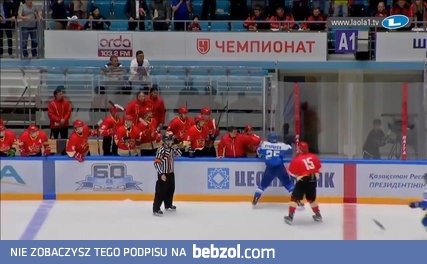 Kazachski hokeista eliminuje rywali