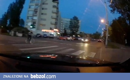 Telefon przy uchu i jazda przez pasy na rowerze!