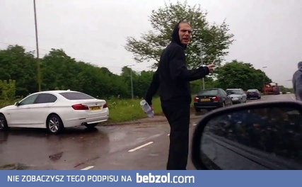 Kierowca daje nauczkę dresikom blokującym drogę