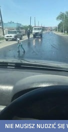 Dziecko przyklejone do asfaltu na drodze