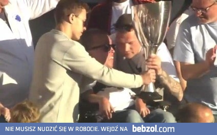 Kibic wykorzystuje okazję i ucieka z Pucharem Danii!