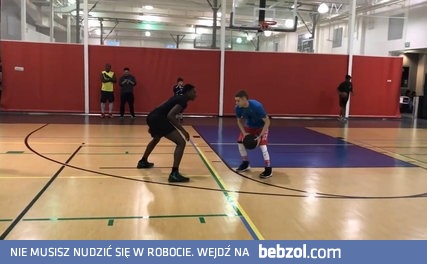 Zobaczcie co wyprawia z piłką do kosza ten biały chłopak