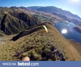 Karkołomny przelot paralotniami wzdłuż górskiego grzbietu