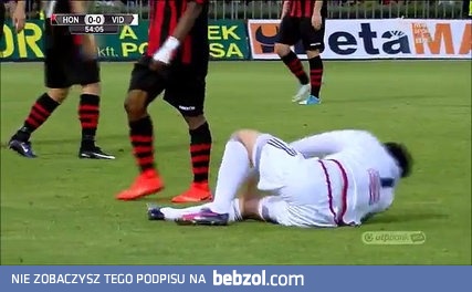 Takiej symulki po faulu jeszcze świat nie widział 