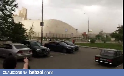 Huragan zerwał balon hali krytego kortu tenisowego