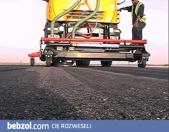 Usuwanie gumy z pasa startowego na lotnisku