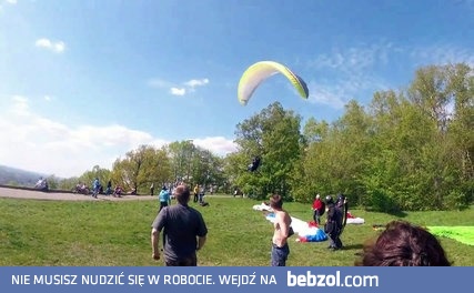 Wiatry porywa z ziemi paralotniarza i wynosi wysoko na drzewa