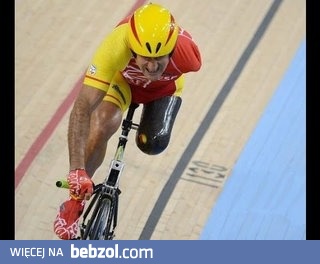 Kolarz bez ręki i nogi