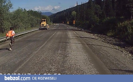 Walec drogowy ucieka z terenu budowy