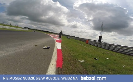 Motocyklista podczas wyścigu zostaje znokautowany