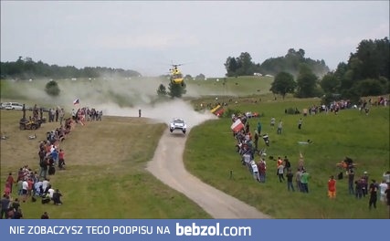 Pilot 'kaskader' przelatuje tuż nad głowami kibiców