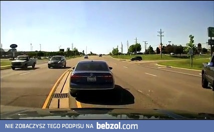 Bohater wskakuje przez okno jadącego auta 