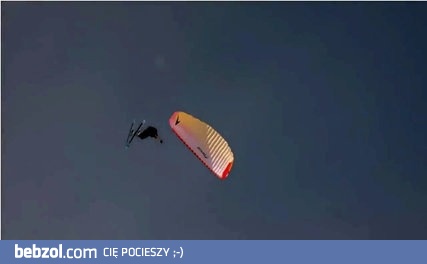 Paralotniarz na nartach cudem unika zderzenia