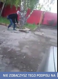 Chłopak wysadza pól ulicy koktajlem młotowa