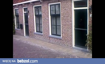 Właściciel domu sprytnie obszedł problem z budową garażu